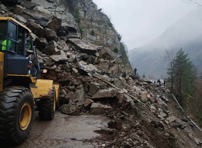 ბარჯაშთან კლდის ნაწილი ჩამოიშალა მიმდინარეობს გაწმენდითი სამუშაოები