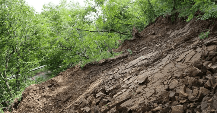 ქვისცვენის გამო, კალა-უშგულის მონაკვეთზე ავტოტრანსპორტის მოძრაობა აკრძალულია