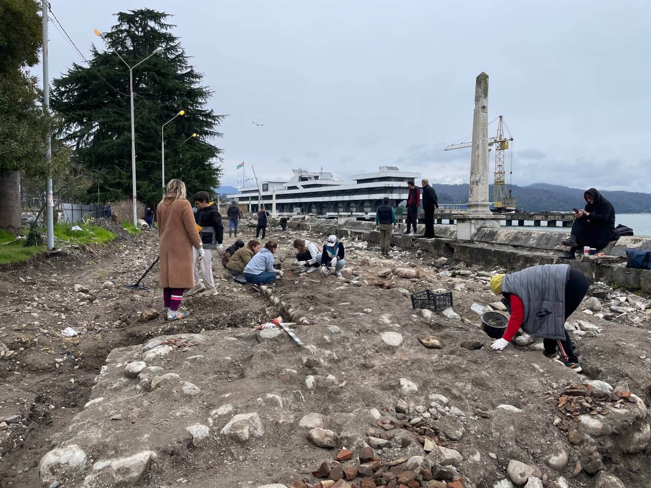 სოხუმნში კაფე „პინგვინთან“ უძველესი ციხე-სიმაგრის ნაშთები აღმოაჩინეს [ფოტორეპორტაჟი]