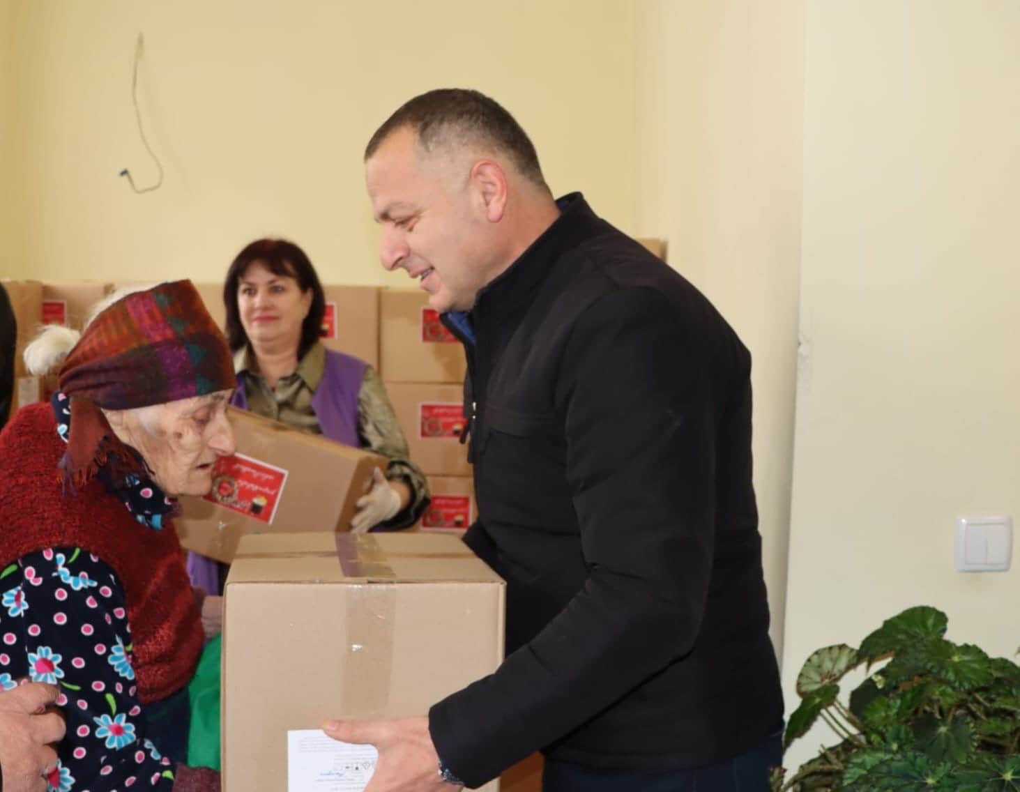 წალენჯიხაში უფასო სასადილოს ბენეფიციარებს სააღდგომო ნობათი გადაეცათ