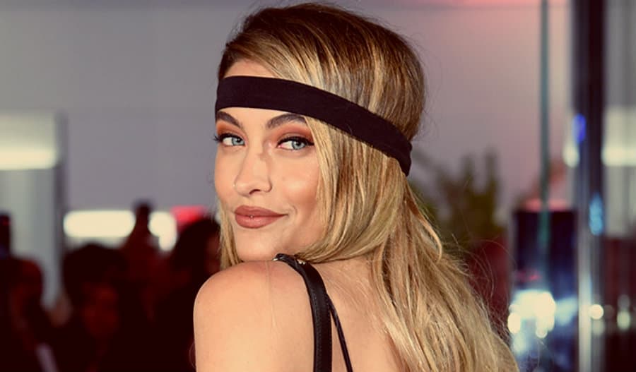 მაიკლ ჯექსონის 20 წლის ქალიშვილმა ფანებს ბოდიში მოუხადა