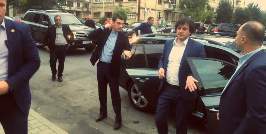 “ქართული ოცნების” ლიდერები ზუგდიდში პარტიულ აქტივს დახურულ კარს მიღმა ხვდებიან