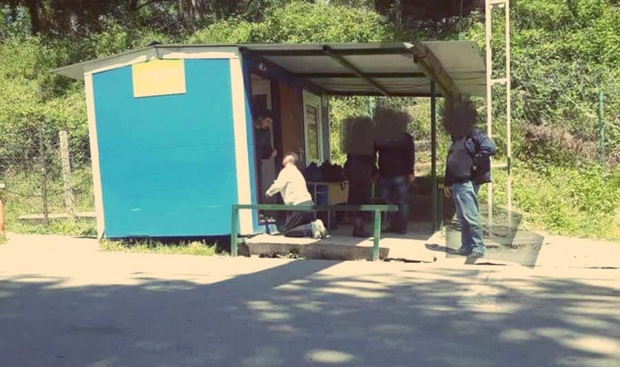 დაჩოქილი ქართველი მამაკაცი ე.წ. აფხაზურ საბაჟოსთან (დღის ფოტო)