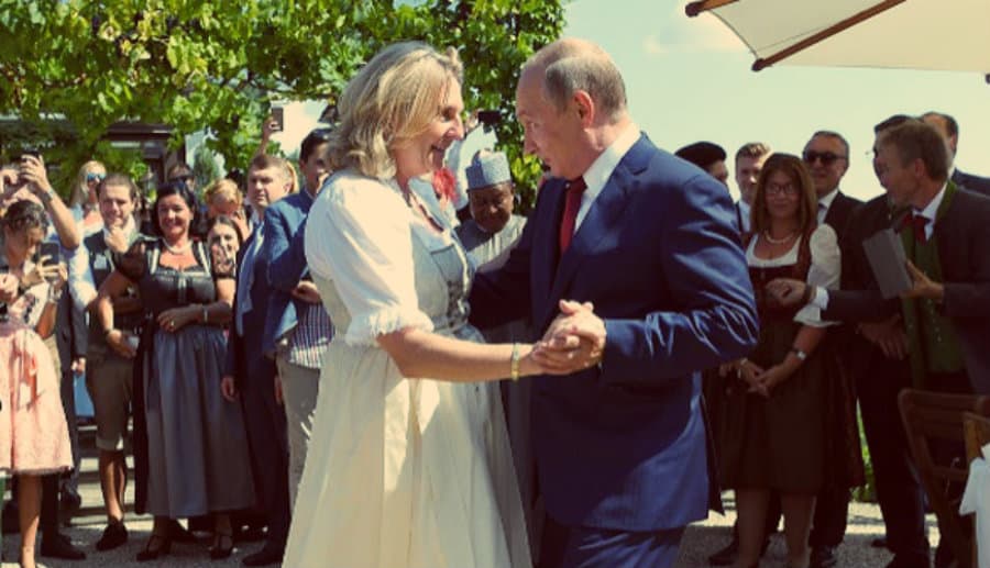 iPhone 8 off to bumpy start with iPhone X in the wings