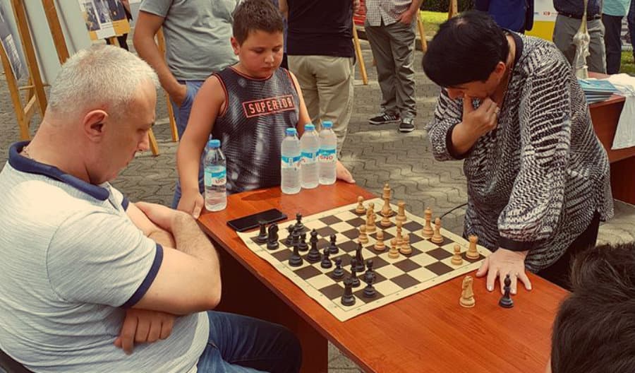 ზუგდიდის მერი ნონა გაფრინდაშვილის წინააღმდეგ – ვინ მოიგებს ჭადრაკის პარტიას (დღის ფოტო)