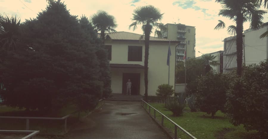 დაკავებული ზაზა ხასაიას მეუღლე სუს-ის შენობაში გამოკითხვაზე შევიდა