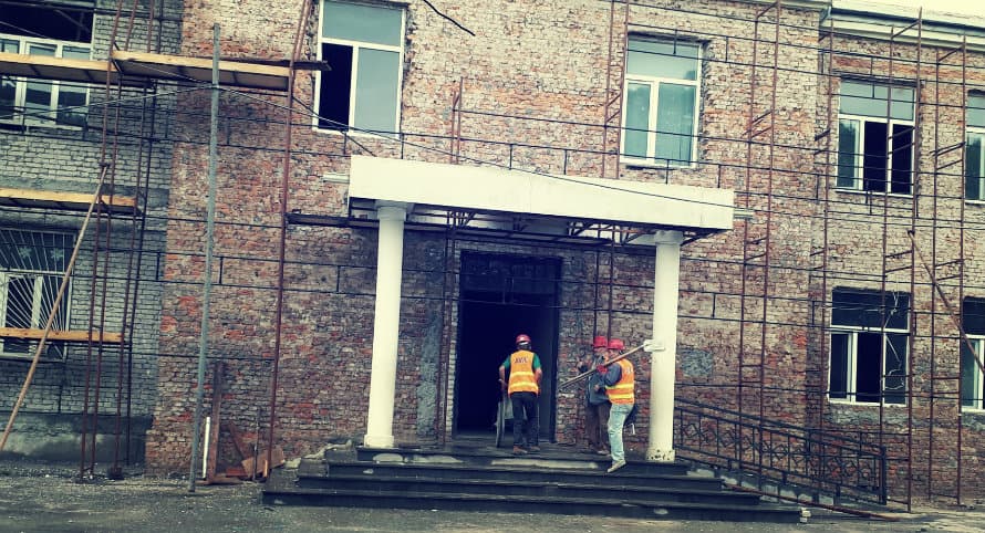 მე-4 საჯარო სკოლაში სამუშაოები დილიდან განახლდა – მუშებმა გაფიცვა შეწყვიტეს