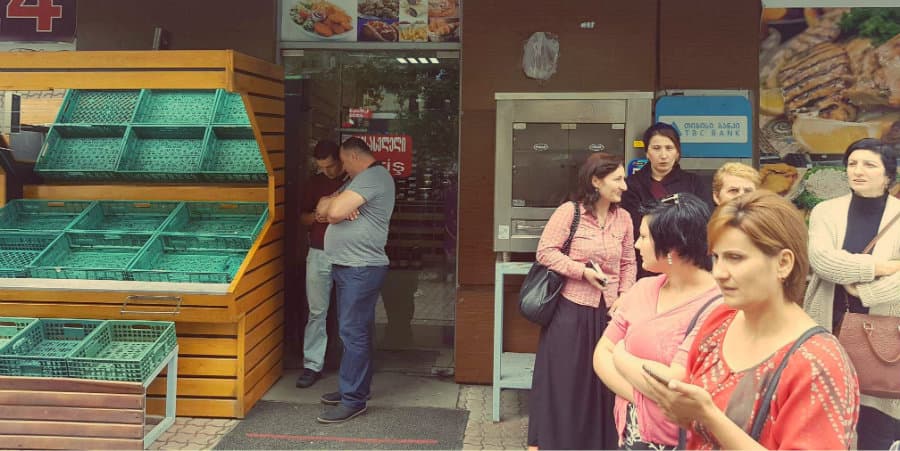 ზუგდიდში, მარკეტ “იალჩინის” თანამშრომლები კუთვნილ ხელფასებს ითხოვენ