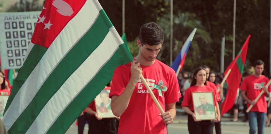 სოხუმში “გამარჯვების” დღე “უკვდავი პოლკი”-ს მსვლელობით აღნიშნეს (ფოტორეპორტაჟი)