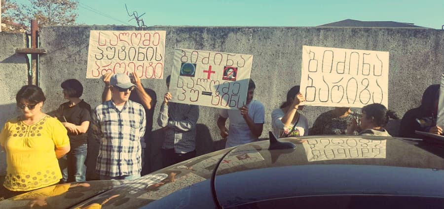 პრეზიდენტობის კანდიდატს ფოთში “ნაციონალური მოძრაობის” წევრები ტრანსპარანტებით დახვდნენ