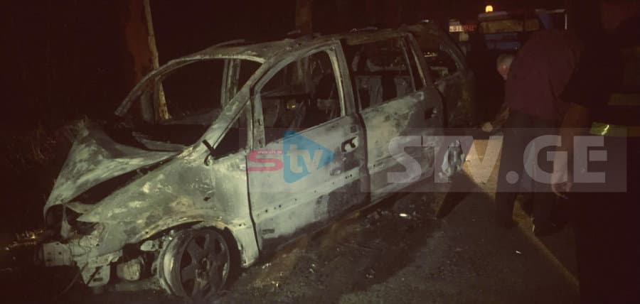 ხობში ავტომობილი ხეს შეეჯახა და ცეცხლი გაუჩნდა