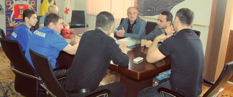 ფოთის მერი წარმატებულ სპორტსმენს შეხვდა