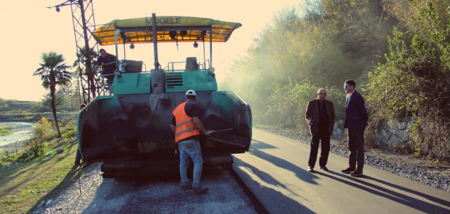 მარტვილში შიდა საავტომობილო გზების ასფალტობეტონის საფარით რეაბილიტაციის სამუშაოები გრძელდება