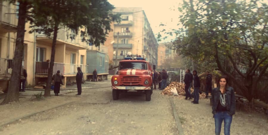 დაბა ჯვარში, საერთო საცხოვრებელში ძლიერი დაკვამლიანება იყო