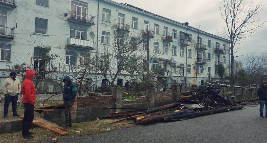 ძლიერმა ქარმა პრობლემები შექმნა სენაკის მუნიციპალიტეტში