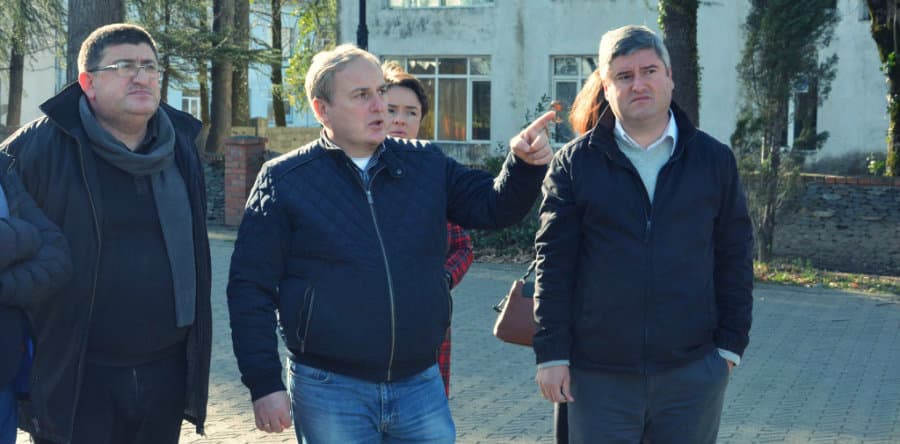 ზუგდიდში საახალწლო დეკორაციების მონტაჟი აქტიურად მიმდინარეობს