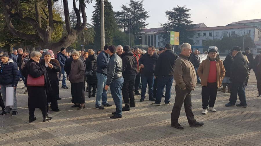 ინაუგურაციის გასაპროტესტებლად “ნაციონალები” დილიდან ზუგდიდის ცენტრშიც შეიკრიბნენ