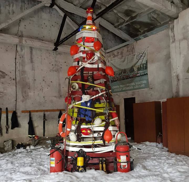 ორიგინალური ნაძვის ხე ზუგდიდში საგანგებო სიტუაციების მართვის სამსახურში