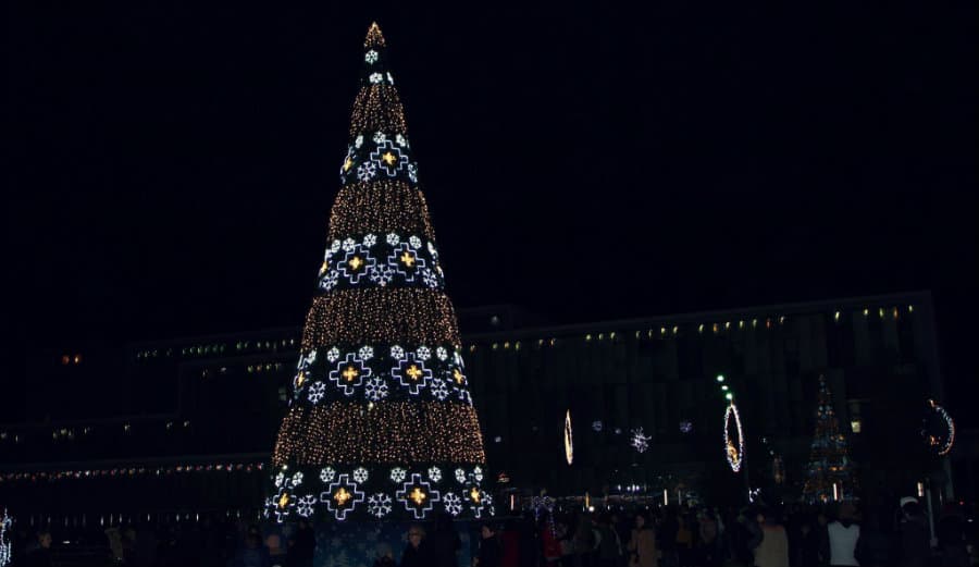 ზუგდიდში მთავარი საახალწლო ნაძვის ხე აინთო [ფოტო]