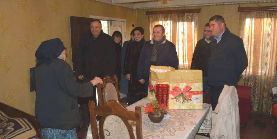 მაიზერ ნანავამ და გიორგი შენგელიამ ბენეფიციარებს სახალწლო საჩუქრები პირადად გადასცეს