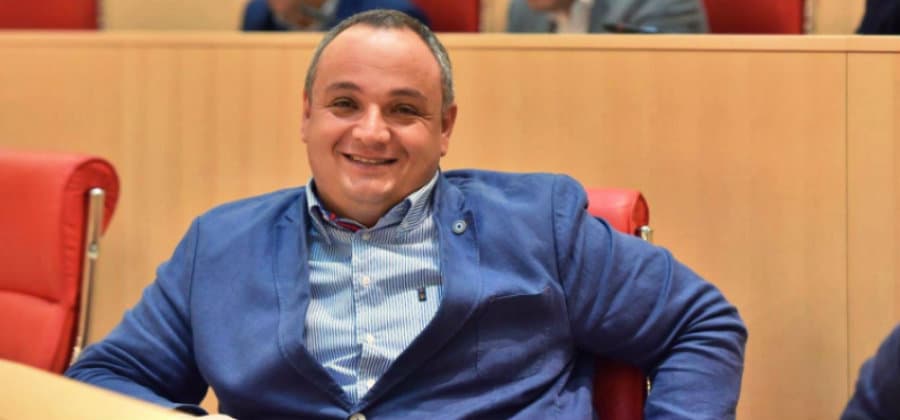 ზუგდიდის მაჟორიტარი დეპუტატი ედიშერ თოლორაია მოსახლეობას დამდეგ შობა-ახალ წელს ულოცავს