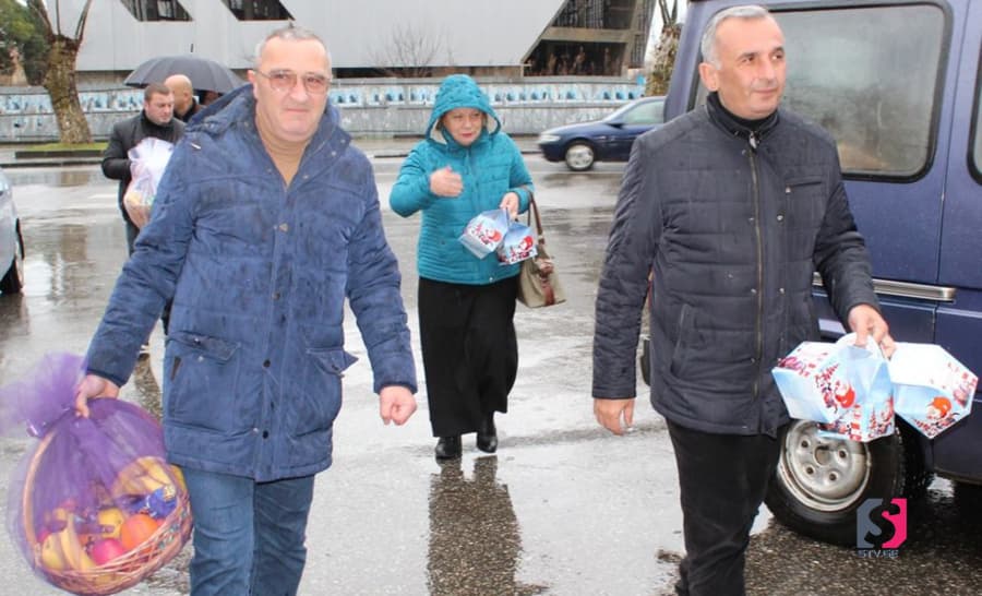 ფოთის მერმა და მერის მოადგილემ 100 წლის ქალბატონს იუბილე მიულოცეს