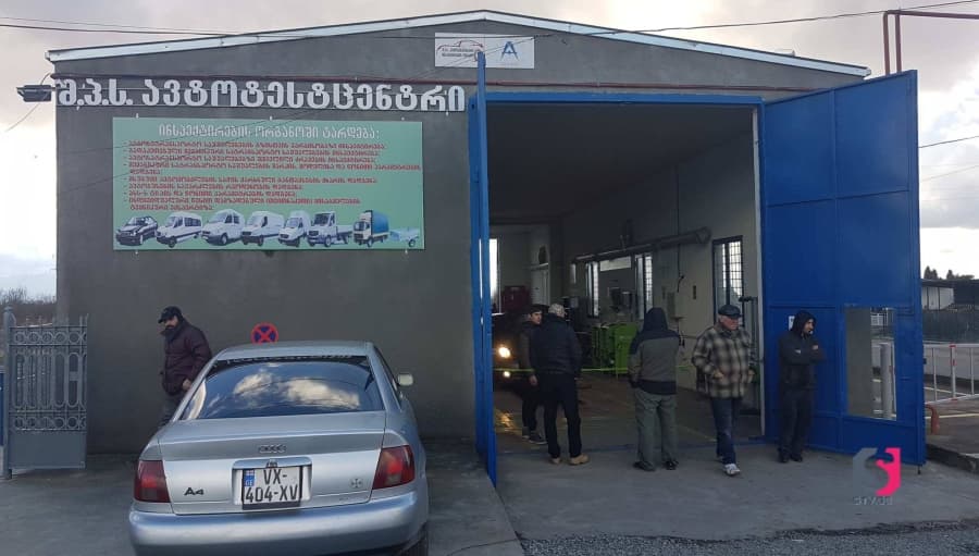 ზუგდიდში, შპს „ავტოსერვისთან“ ასობით მანქანის რიგი დგას