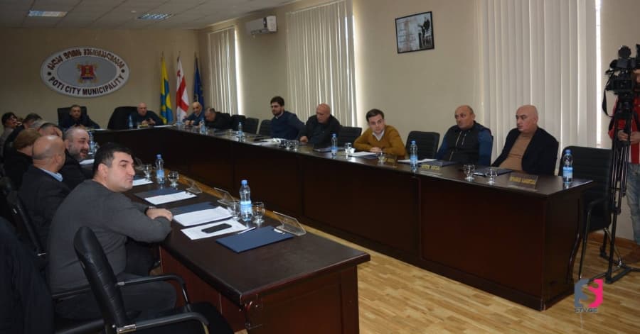 ფოთში საკრებულოს სხდომა ხმაურისა და დაპირისპირების ფონზე მიმდინარეობდა