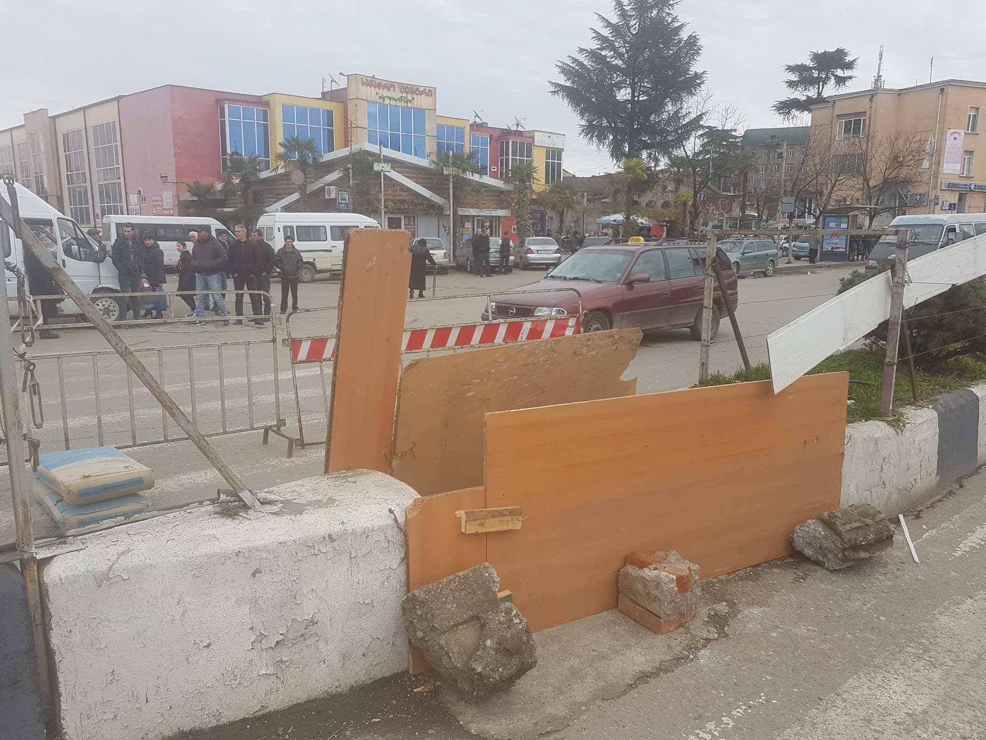 ზუგდიდის მუნიციპალიტეტში მდინარე ჩხოუშის ხიდზე ერთ-ერთი ქვეითთა გადასასვლელი გაუქმდა