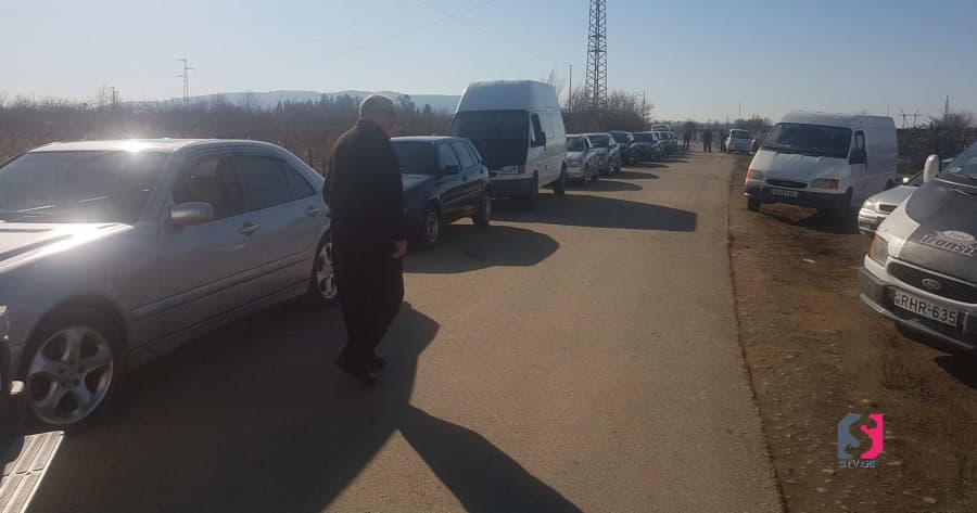 ზუგდიდში, შპს „ავტოსერვისთან“ კვლავ ასობით მანქანის რიგი დგას