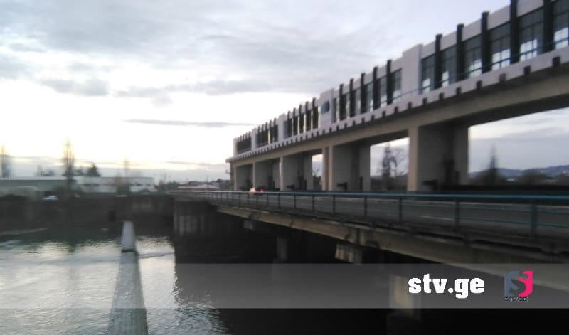 მდინარე რიონში ქალაქის ცენტრალური ხიდიდან 16 წლის ბიჭი გადავარდა