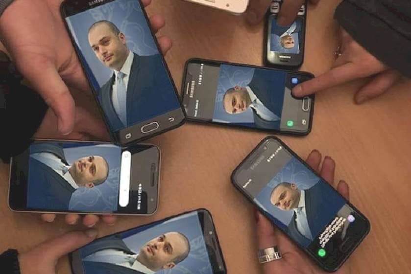 “როცა მეთორმეტე კლასელი ხარ” – ამ სტატუსით მთავრობის მეთაურის ფოტო ვრცელდება