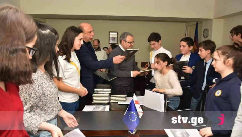 ღია კარის დღე ზუგდიდის საკრებულოში – მოსწავლეები საკანონმდებლო ორგანოს მუშაობას გაეცნენ