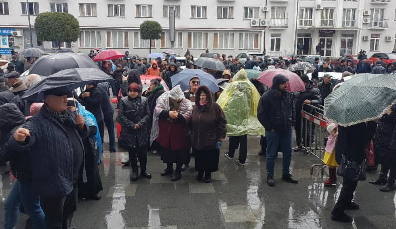 ზუგდიდის მერიის წინ თენგიზ ქობალიას მხარდამჭერი აქცია მიმდინარეობს