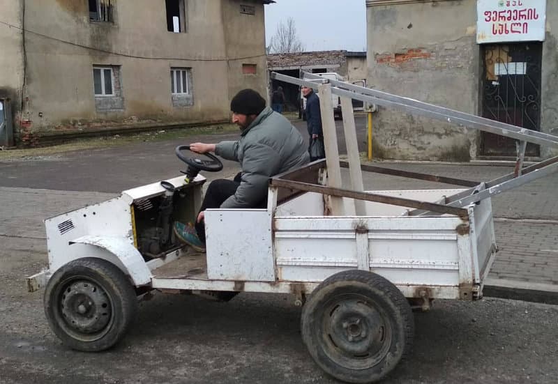 ხობელი რაჯი ხუფენიას ხელთნაკეთი ავტომობილი [დღის ფოტო]