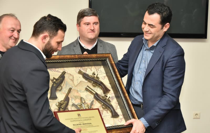 ალექსანდრე მოწერელია მსოფლიოს სამგზის ჩემპიონს დავით ქირიას შეხვდა