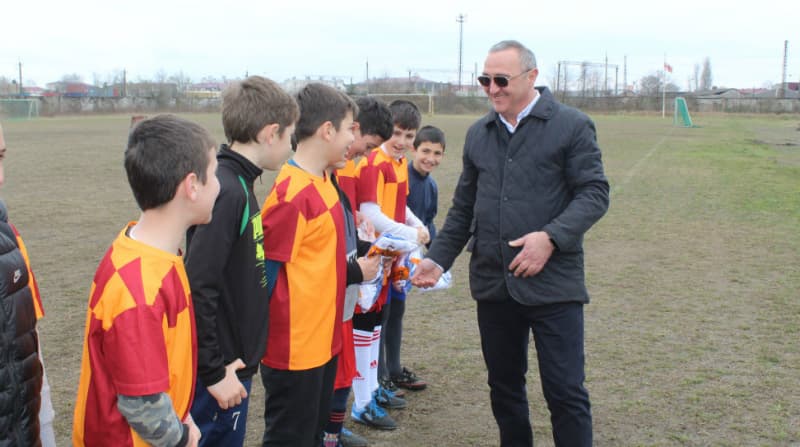 ფოთის საფეხბურთო სკოლას სათამაშო ფორმები, ეკიპირება და ინვენტარი გადაეცა