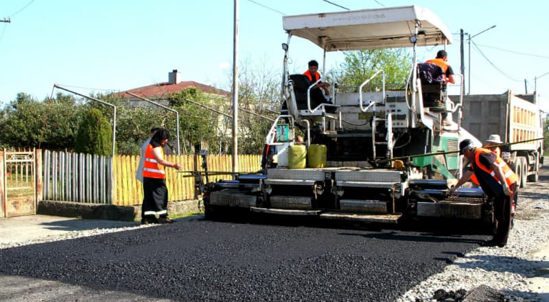 ზუგდიდში გზების სარეაბილიტაციო სამუშაოები აქტიურად მიმდინარეობს