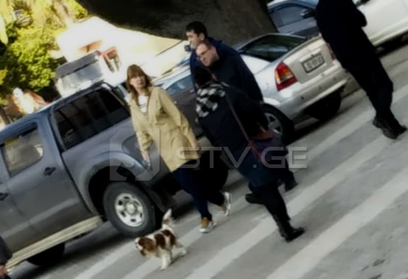 სანდრა რულოვსი ზუგდიდის ქუჩებში ძაღლთან ერთად სეირნობს [ფოტო]