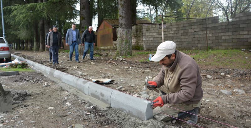 ჩხოროწყუში საფეხმავლო ბილიკების სარეაბილიტაციო სამუშაოები მიმდინარეობს