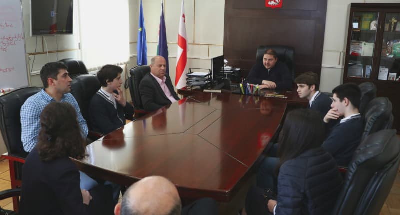 სენაკის მერი პრესტიჟურ კონკურსებში გამარჯვებულ მოსწავლეებს შეხვდა