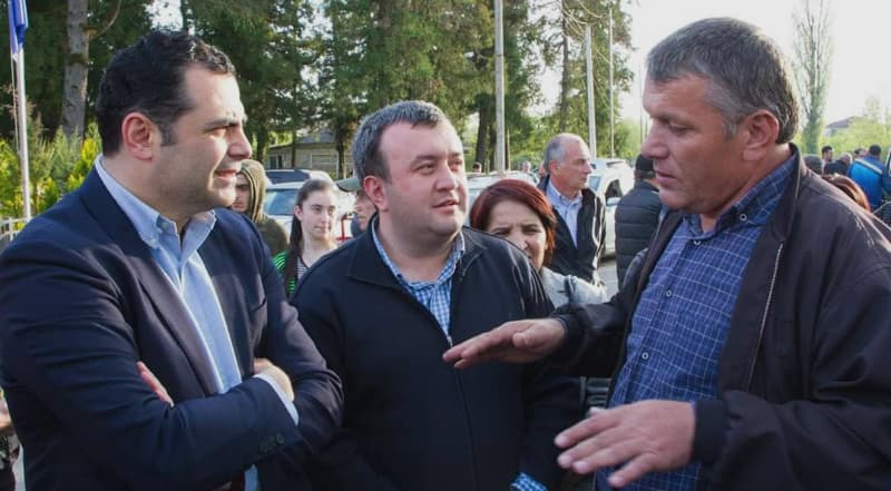 სამეგრელოს გუბერნატორმა ფერმერთა ჯგუფებს შესაწამლი აპარატები გადასცა