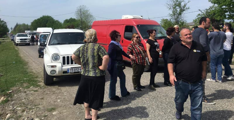 სოფელ ჭკადუაშის მოსახლეობამ გზის რეაბილიტაციის მოთხოვნით საპროტესტო აქცია გამართა