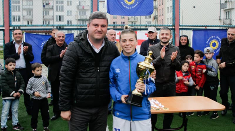 გიორგი შენგელია დევნილთა დასახლებაში საფეხბურთო ტურნირს დაესწრო