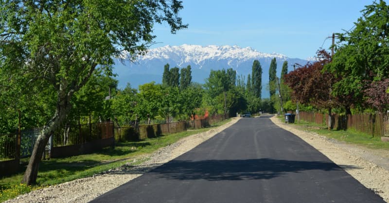 ჩხოროწყუს ქუჩებში საგზაო ინფრასტრუქტურის მოწყობა მიმდინარეობს
