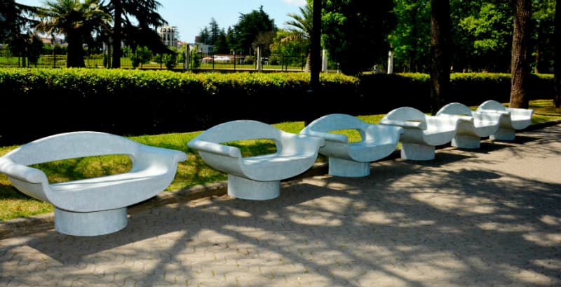 ზუგდიდში დეკორატიული სკამები და საყვავილეები განთავსდება