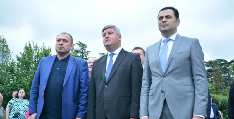 არჩეულმა მერმა და გუბერნატორმა მერაბ კოსტავასა და ზვიად გამსახურდიას ხსოვნას პატივი მიაგეს