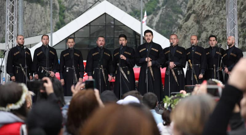 ანსამბლმა “შავნაბადამ” დამოუკიდებლობის დღეს ლარსის გამშვებ პუნქტთან კონცერტი გამართა