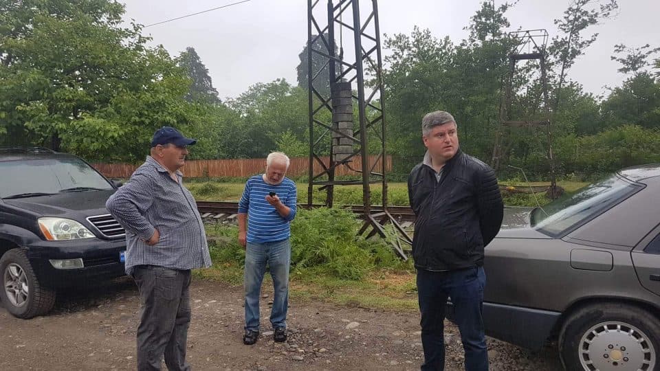 ინგირში ქარმა ელექტრობოძი წააქცია და მატარებლის მოძრაობა შეაფერხა