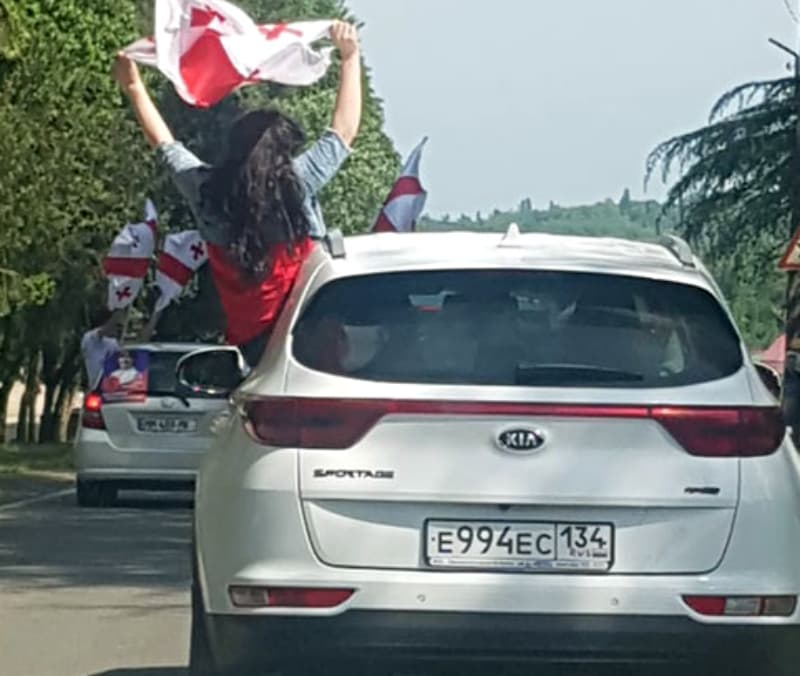 “ნაციონალები” ზუგდიდის ქუჩებში რუსეთის სახელმწიფო ნომრიანი მანქანებით გადაადგილდებიან